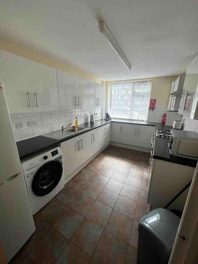 Casa de férias Spacious 4-bedroom House Near Station Londres