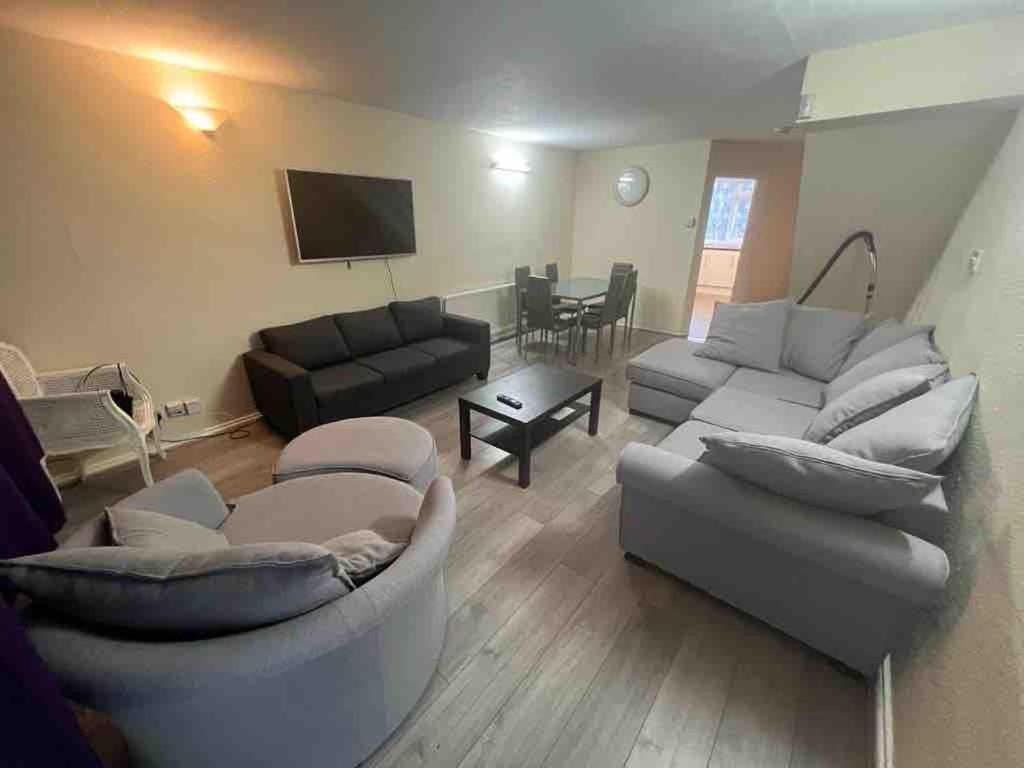 Spacious 4-bedroom House Near Station Casa de férias Londres