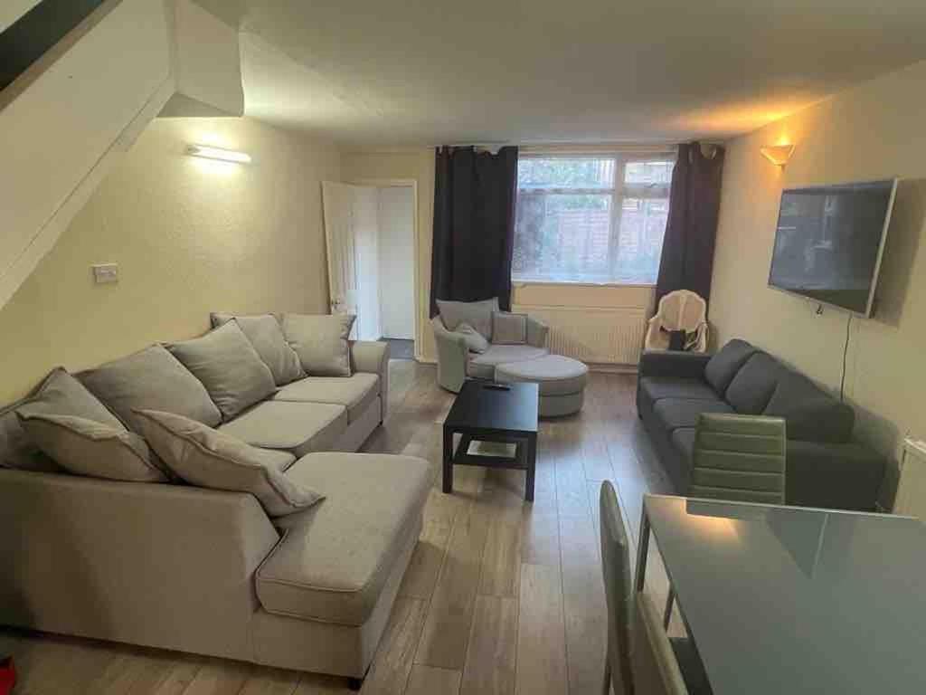 Spacious 4-bedroom House Near Station Casa de férias